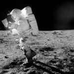 Fotografía sin fecha cedida por la NASA en donde aparece el astronauta Edgar Mitchell, integrante de la expedición del Apolo 14 caminando por la superficie lunar.