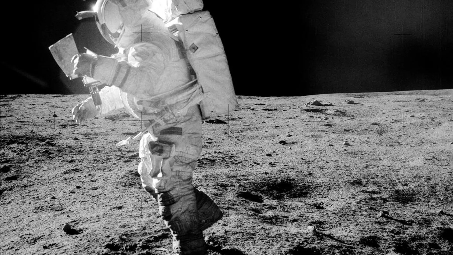 Fotografía sin fecha cedida por la NASA en donde aparece el astronauta Edgar Mitchell, integrante de la expedición del Apolo 14 caminando por la superficie lunar.