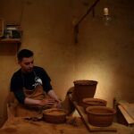 Un artesano trabaja en el alfar de Jiménez de Jamuz