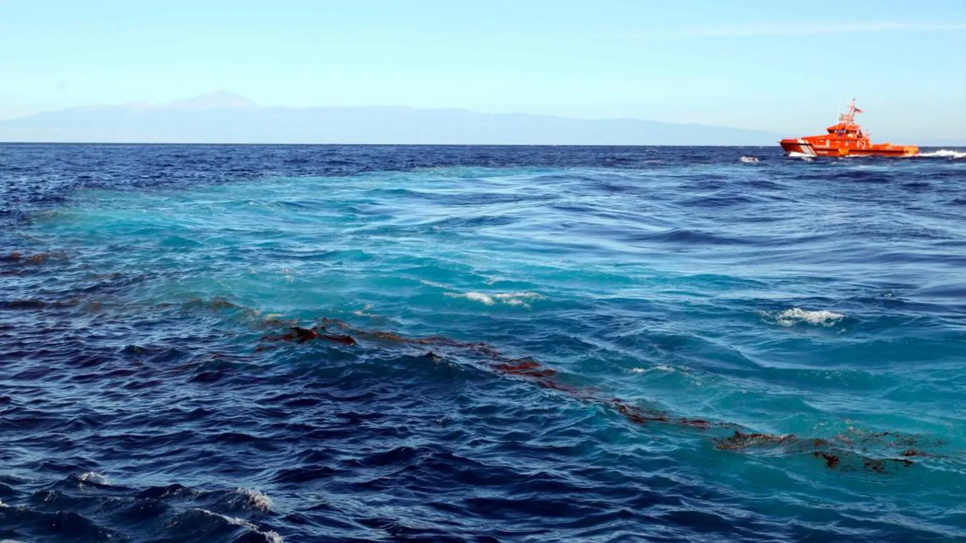 Rescatan a 57 personas en una patera localizada a 305 kilómetros de Gran Canaria