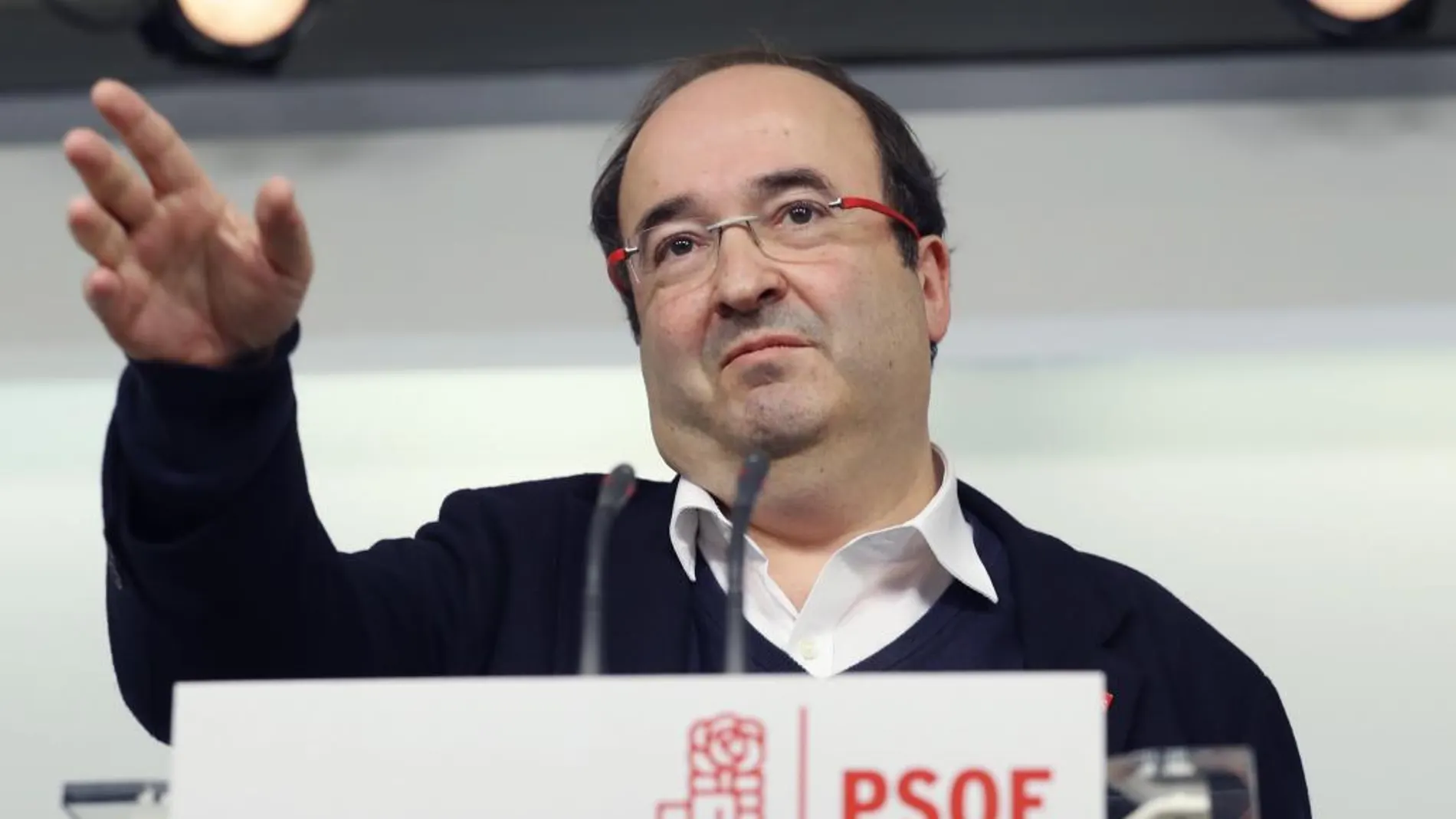 El primer secretario del PSC, Miquel Iceta, durante la rueda de prensa que ofreció tras la reunión que mantuvo hoy en Ferraz con el presidente de la gestora del PSOE, Javier Fernández