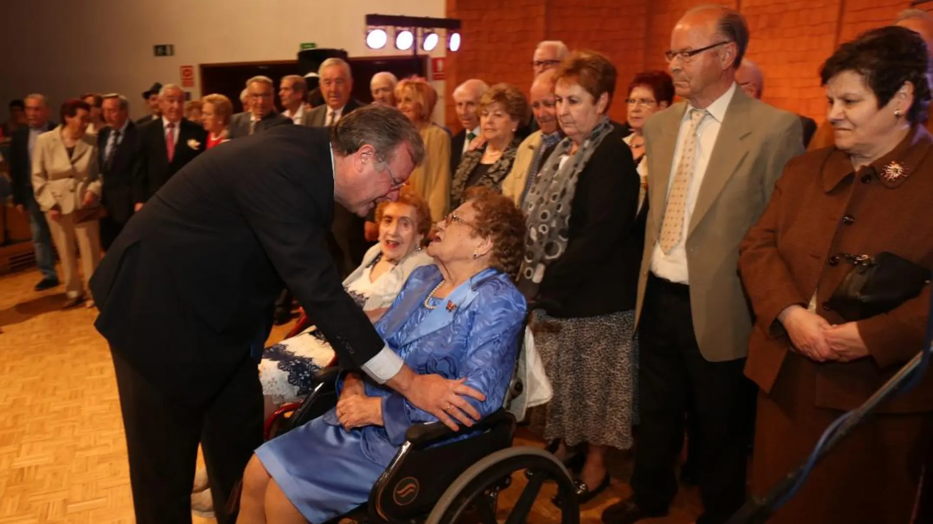 El alcalde de León, Antonio Silván, felicita a uno de los mayores homenajeados / César/Ayuntamiento de León