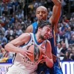 Llull trata de entrar a canasta ante la defensa de Hickman