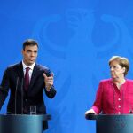 Pedro Sanchez, junto a Angela Merkel. Foto. Efe