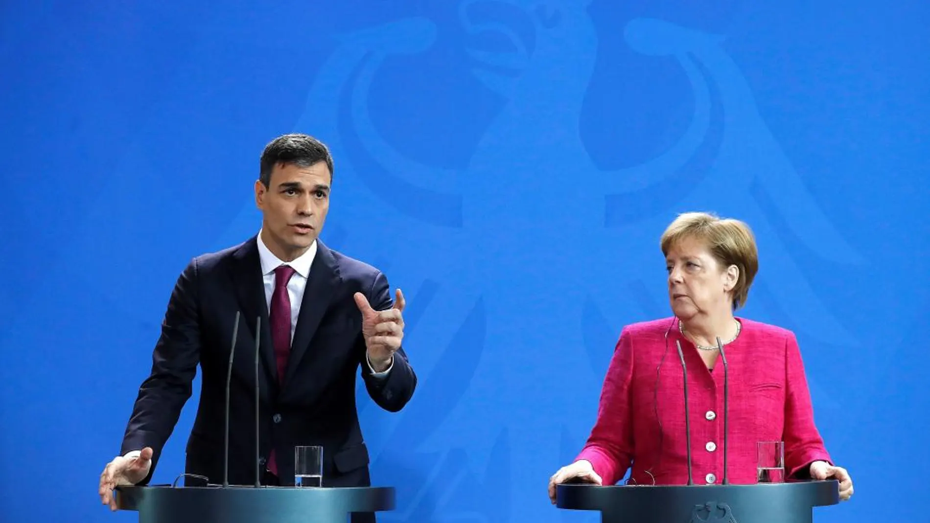 Pedro Sanchez, junto a Angela Merkel. Foto. Efe
