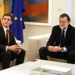 El presidente del Gobierno, Mariano Rajoy, junto al líder de Ciudadanos, Albert Rivera