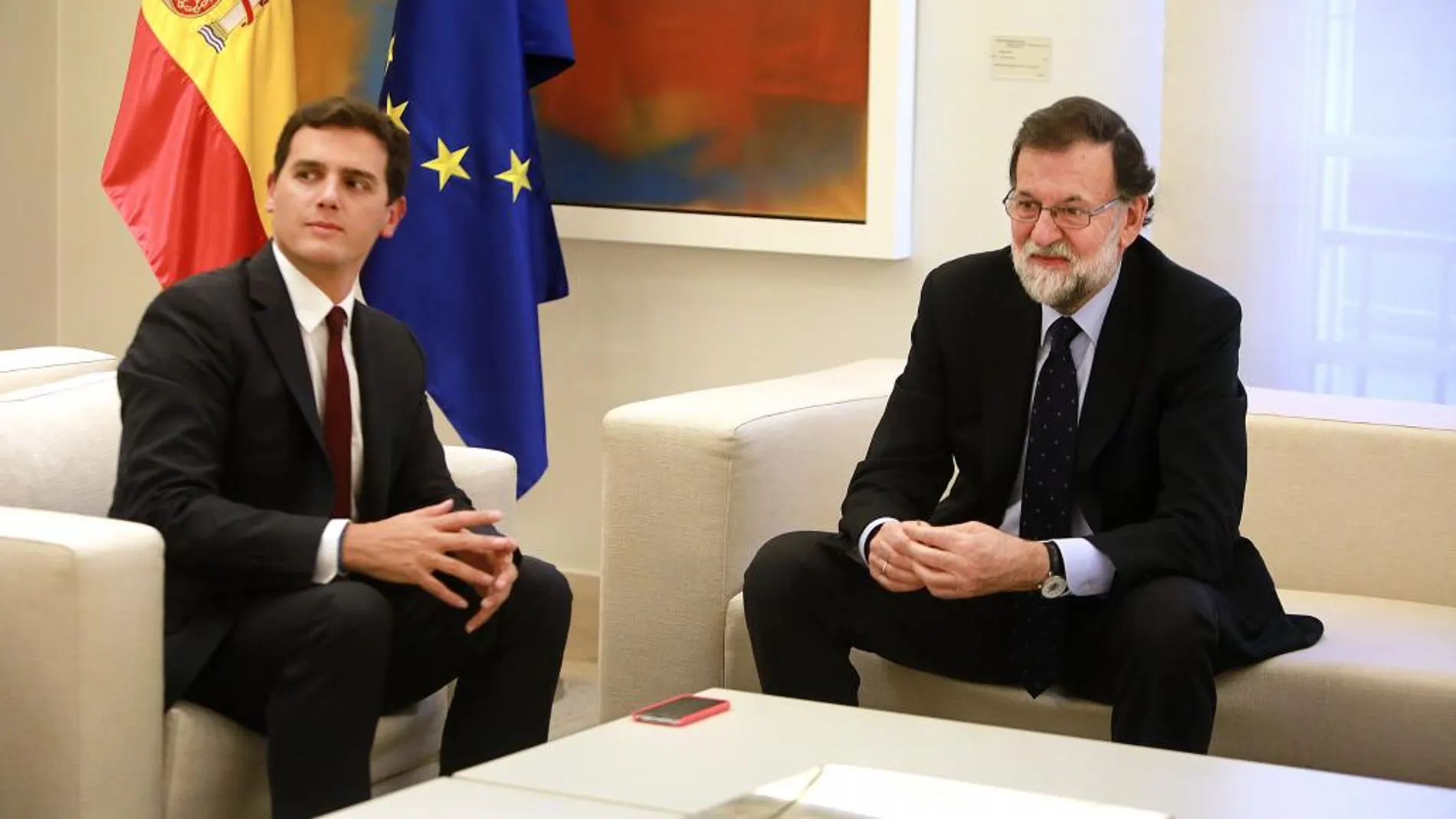 El presidente del Gobierno, Mariano Rajoy, junto al líder de Ciudadanos, Albert Rivera