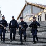 Oficiales de policía en la estación de Saint-Charles tras el ataque