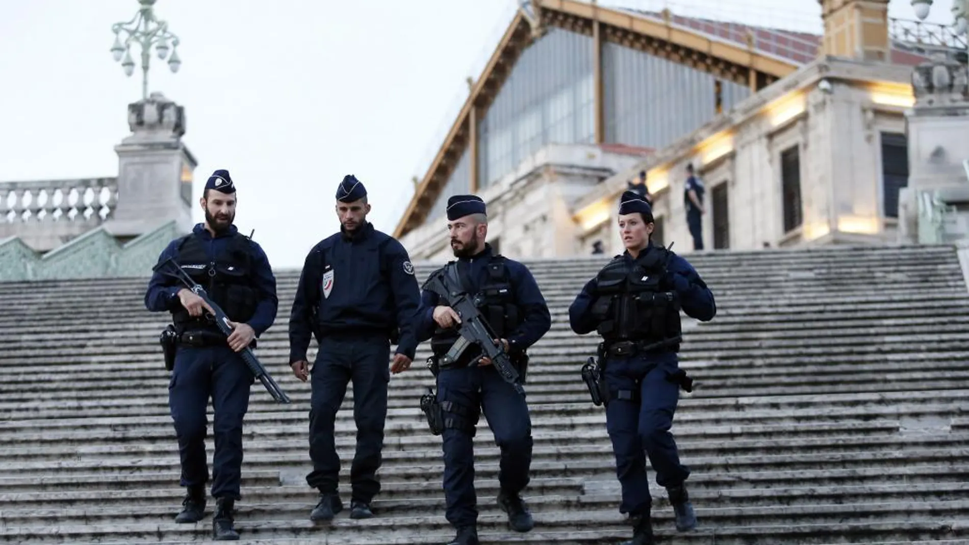 Oficiales de policía en la estación de Saint-Charles tras el ataque