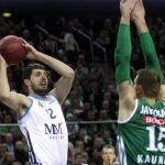 El jugador del Zalgiris Kaunas Robertas Javtokas (d) trata de frenar a Nikola Mirotic (i), del Real Madrid, durante el partido de la Euroliga del top 16 entre el Zalgiris Kaunas y el Real Madrid en Kaunas, Lituania