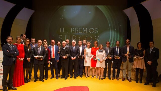 La Ministra Isabel García Tejerina, Antonio Miguel Méndez Pozo, Milagros Marcos, María José Salgueiro y Eduardo Álvarez junto a los premiados de los III Premios Surcos / J.L.Leal/Ical