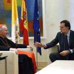 El presidente del Gobierno en funciones, Mariano Rajoy, durante la reunión que ha mantenido en el Palacio de la Moncloa, con el secretario de Estado de la Santa Sede, el cardenal Pietro Parolin.