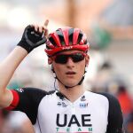 El esloveno Matej Mohoric, del equipo UAE, celebra su victoria en la séptima etapa de la Vuelta Ciclista a España, con salida en la localidad valenciana de Llíria y meta en Cuenca con un recorrido de 207 kilómetros.