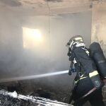 Cuatro dotaciones de bomberos de la Comunidad de Madrid acudieron a sofocar el incendio