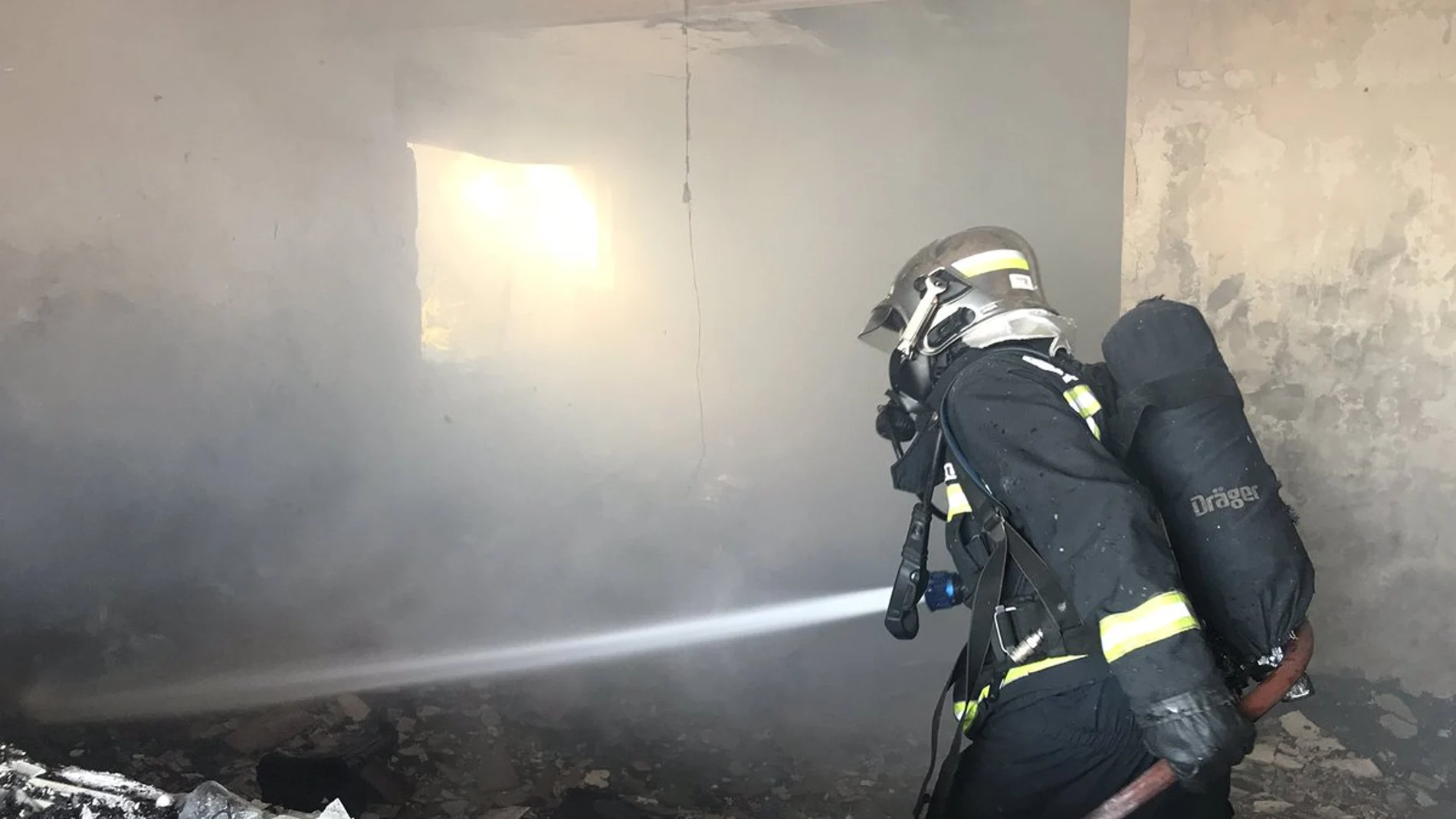 Cuatro dotaciones de bomberos de la Comunidad de Madrid acudieron a sofocar el incendio