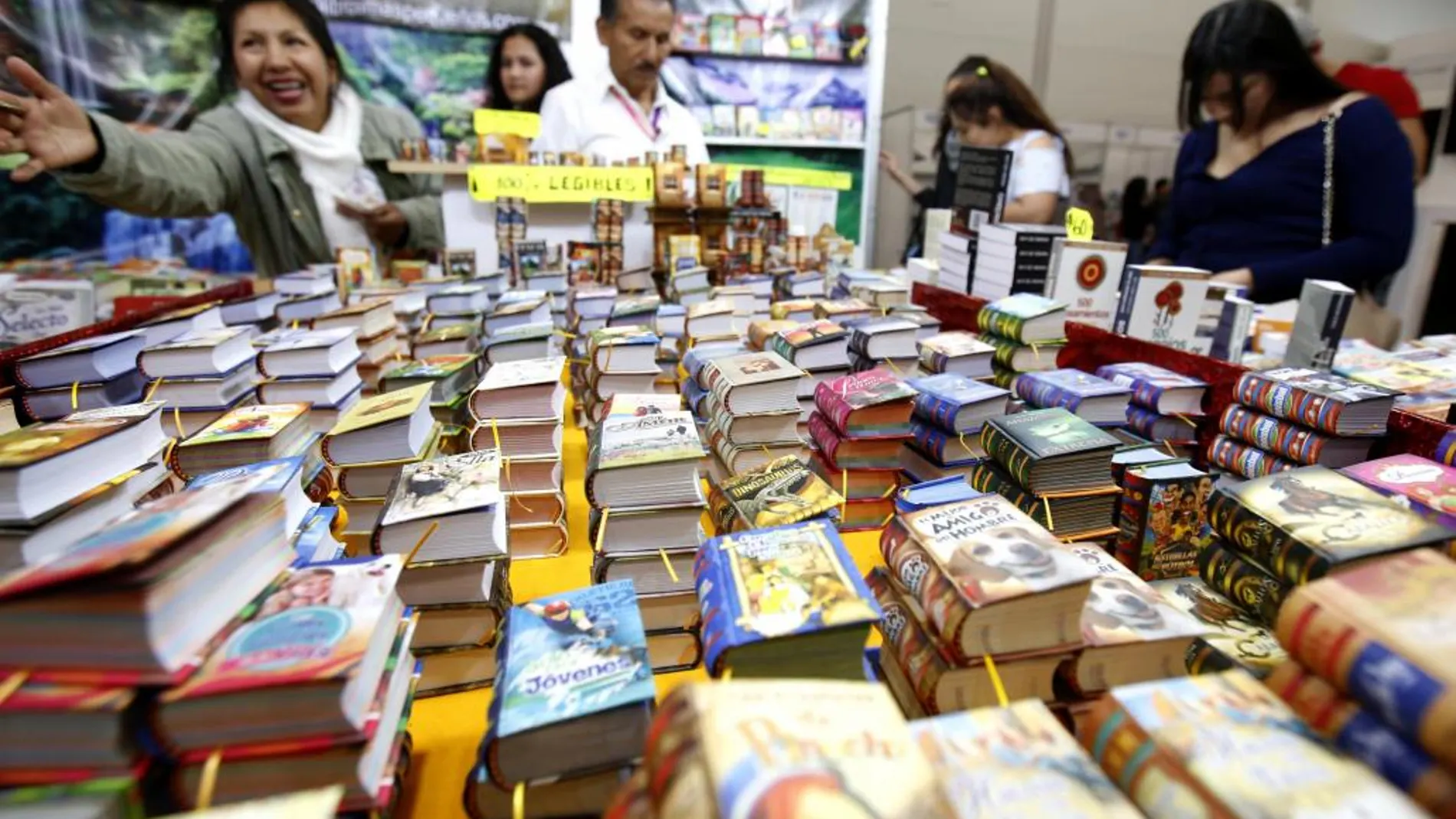 Visitantes observan libros expuestos durante la Feria internacional del Libro, en Guadalajara (México)