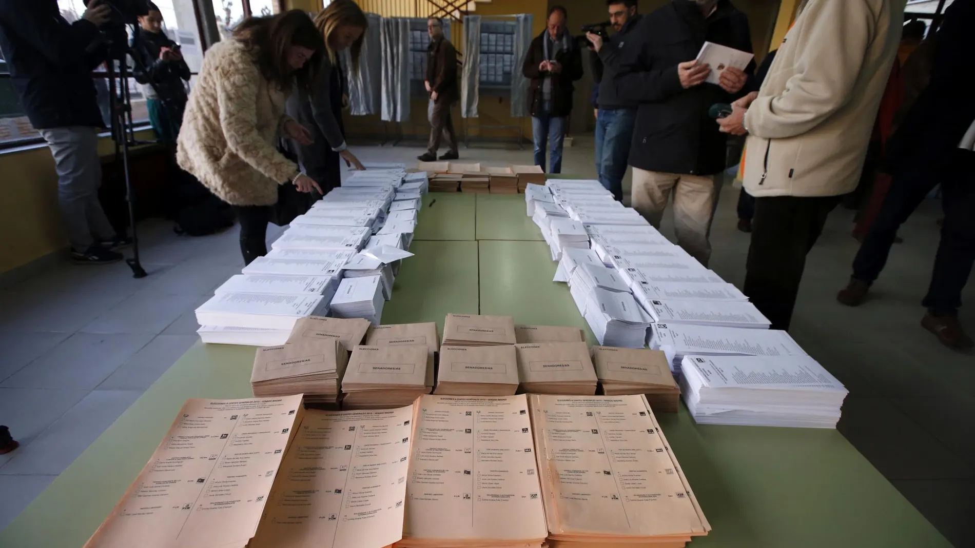 Papeletas de los diferentes partidos para el Congreso y el Senado
