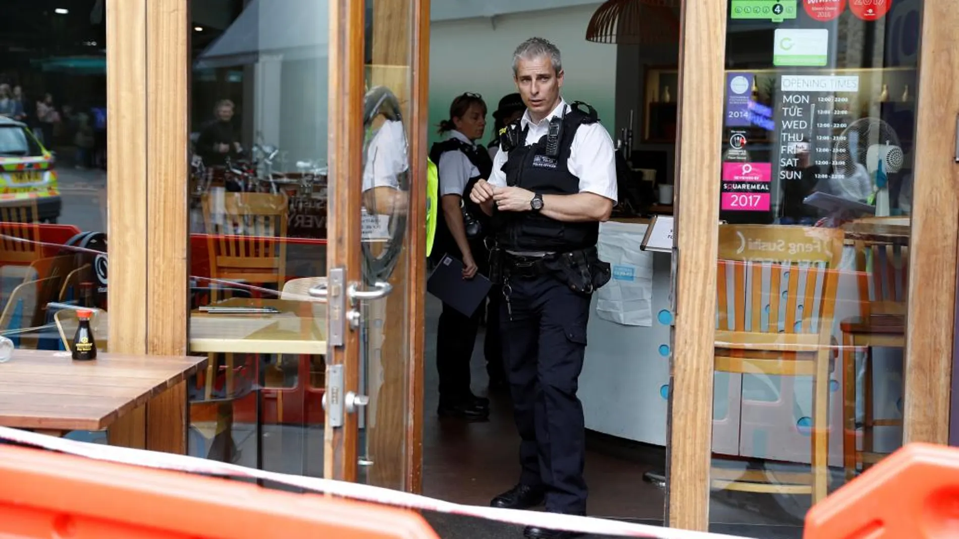Un policía en el restaurante que fue evacuado