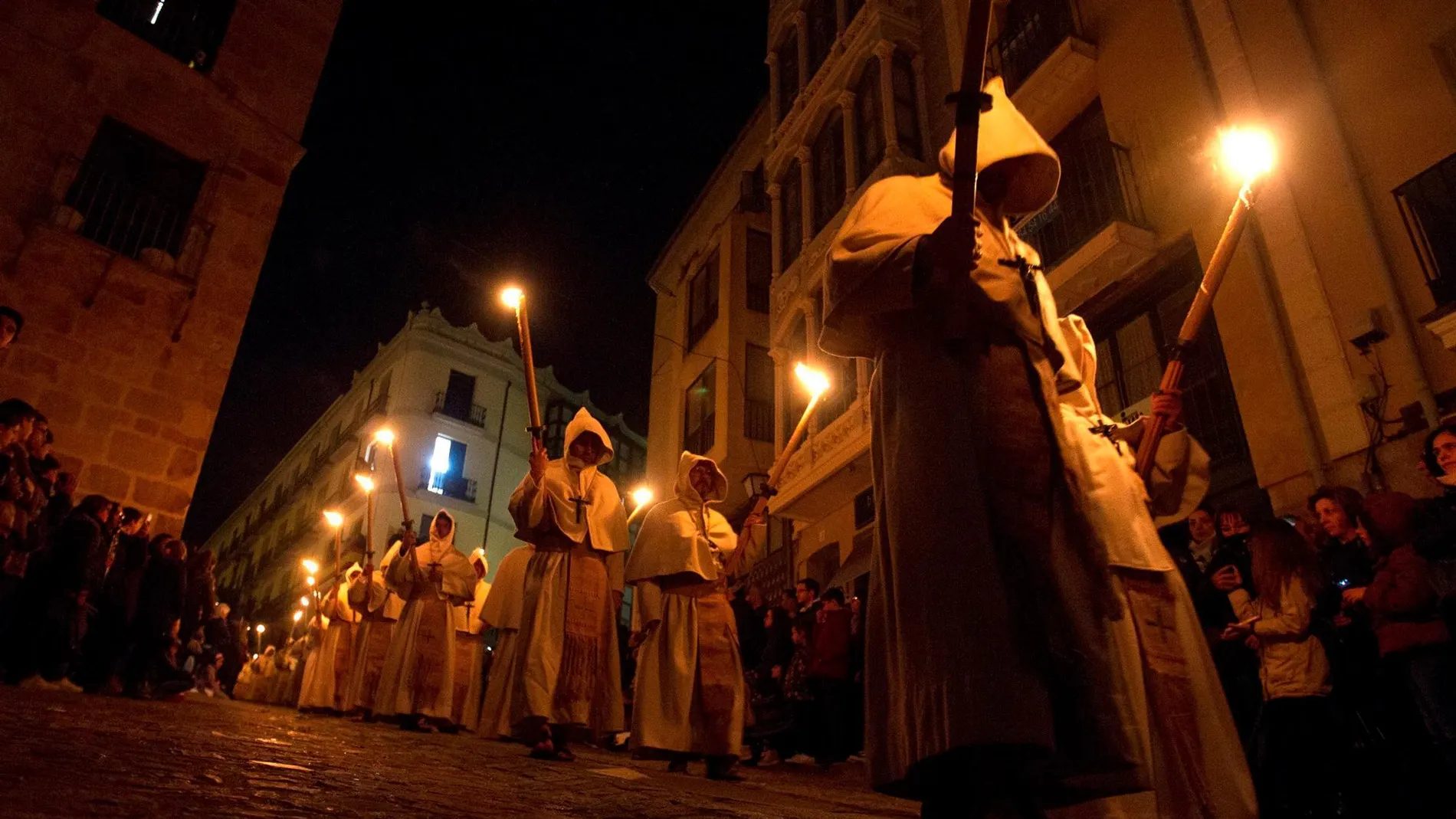 Imaagen de archivo de una procesión nocturna 