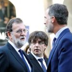 Puigdemont con Rajoy y Felipe VI