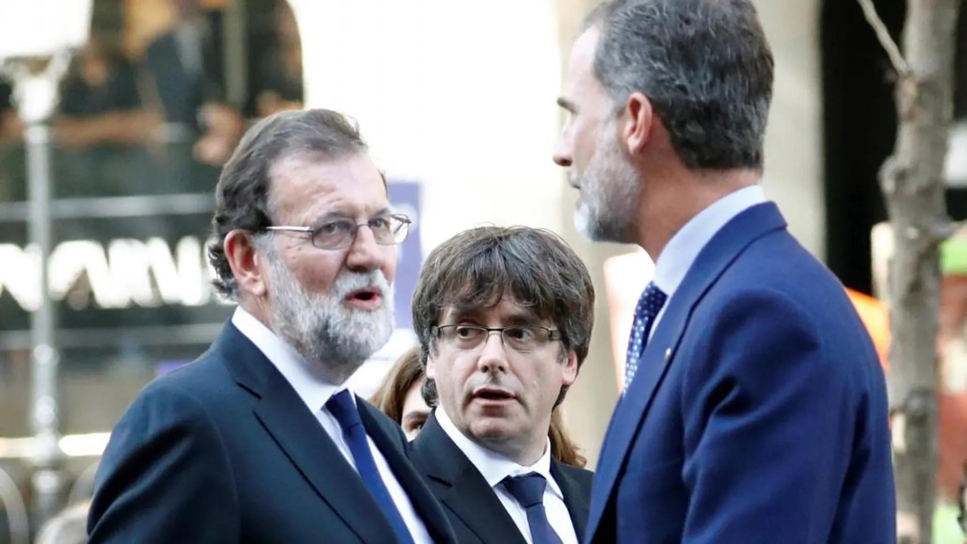 Puigdemont con Rajoy y Felipe VI