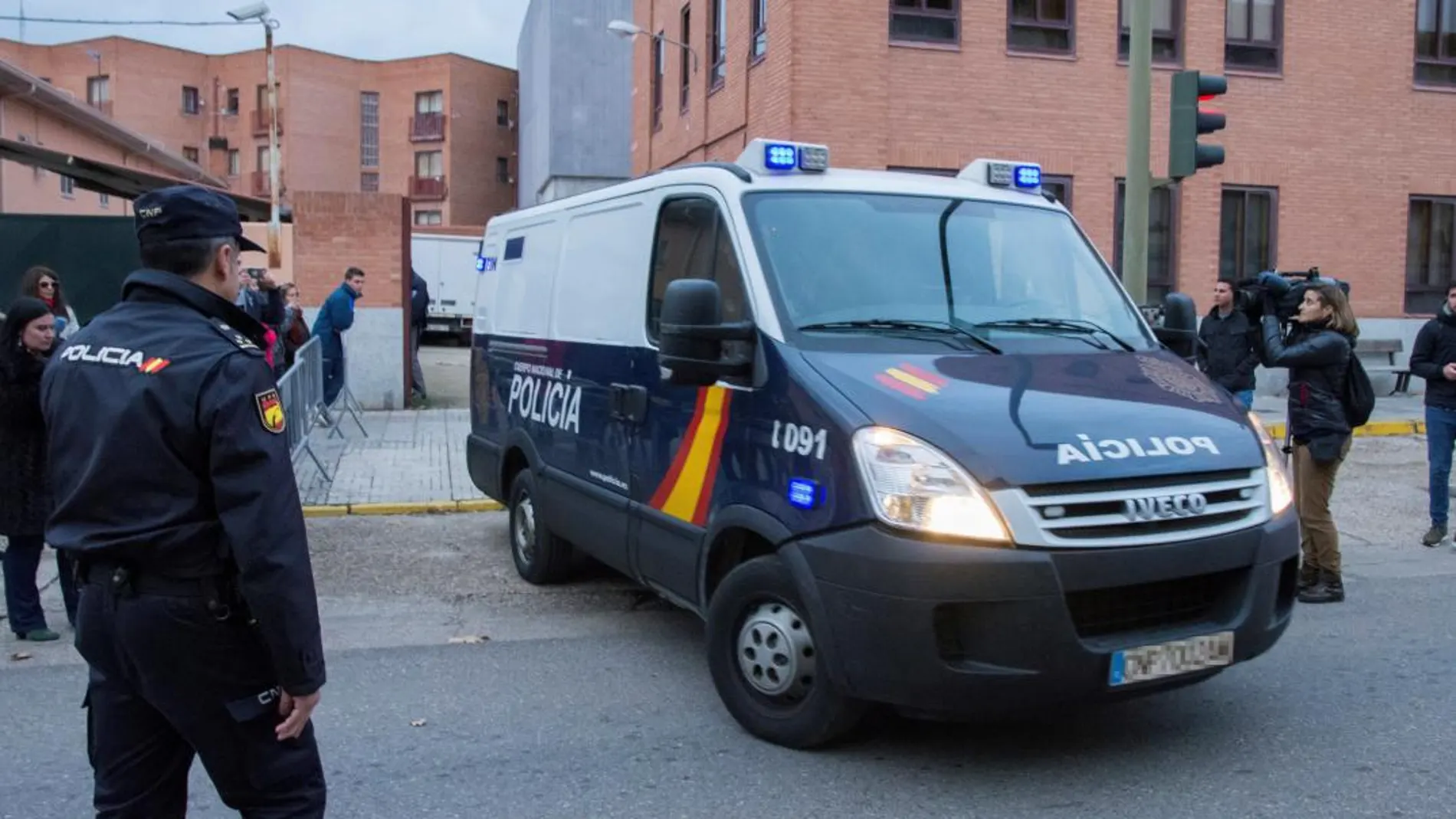 Furgón policial que trasladó a los tres jugadores de la Arandina Club de Fútbol a prisión. EFE/Felipe Cortés