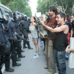 Varios jovenes increpan a los mossos d'Esquadra. EFE/Toni Albir