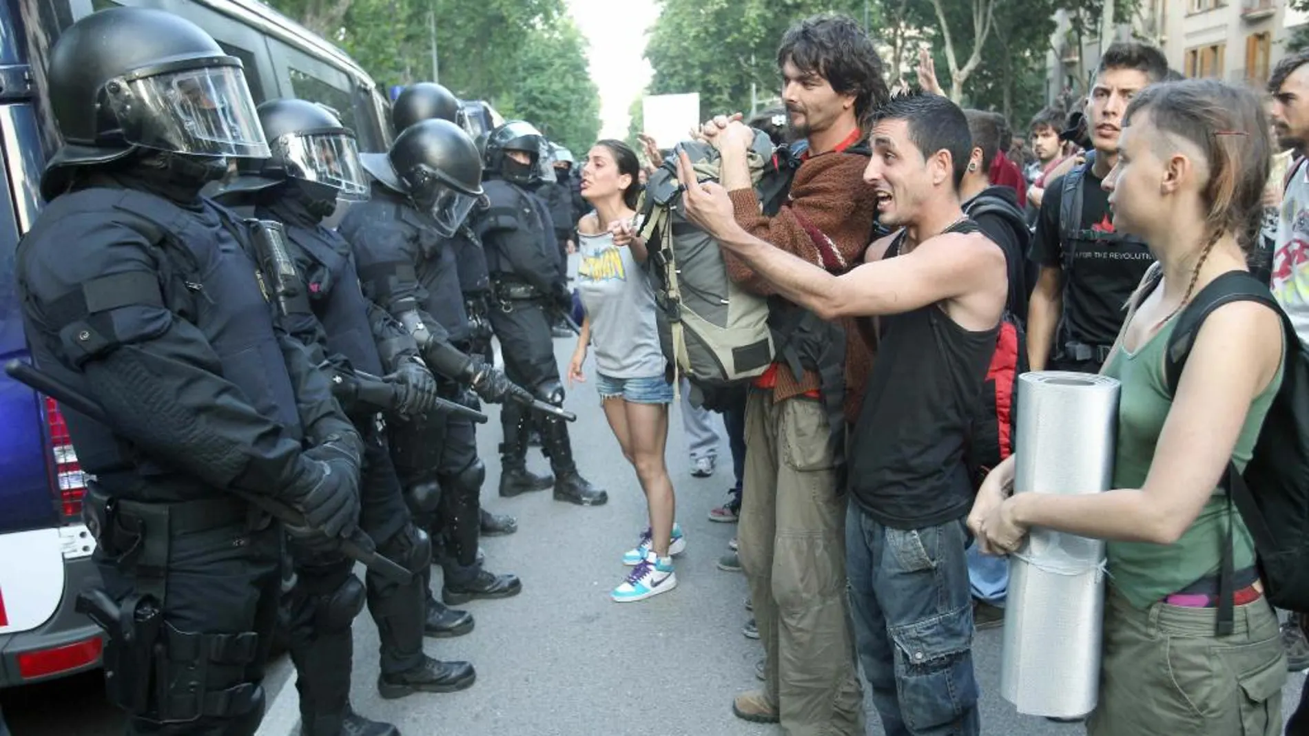 Varios jovenes increpan a los mossos d'Esquadra. EFE/Toni Albir