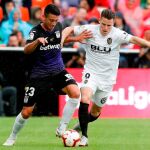 El delantero francés del Valencia Kevin Gameiro, disputa el balón con el centrocampista del Leganés Mikel Vesga / Efe