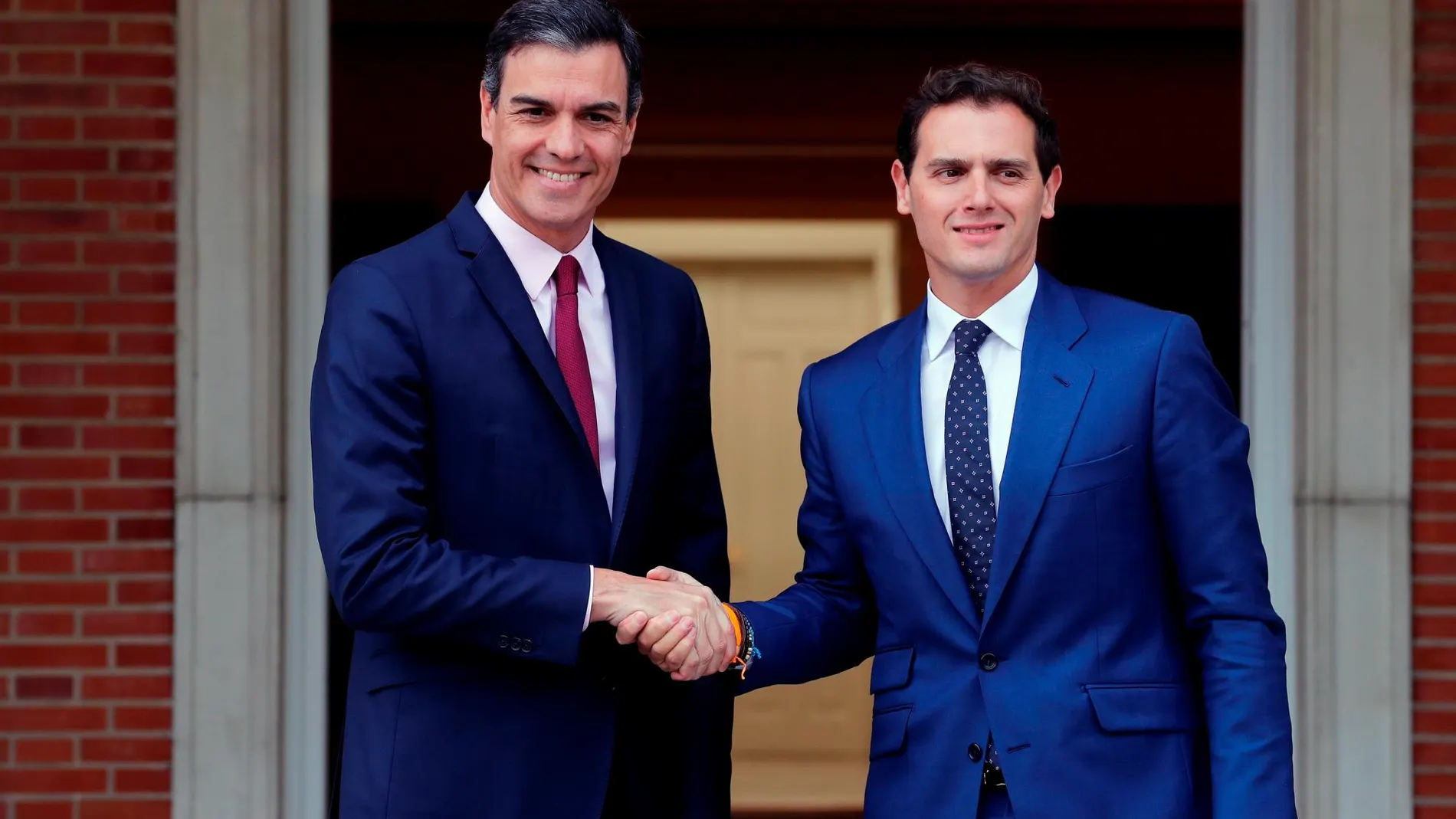 El presidente del Gobierno en funciones, Pedro Sánchez, recibe en La Moncloa al líder de Ciudadanos, Albert Rivera