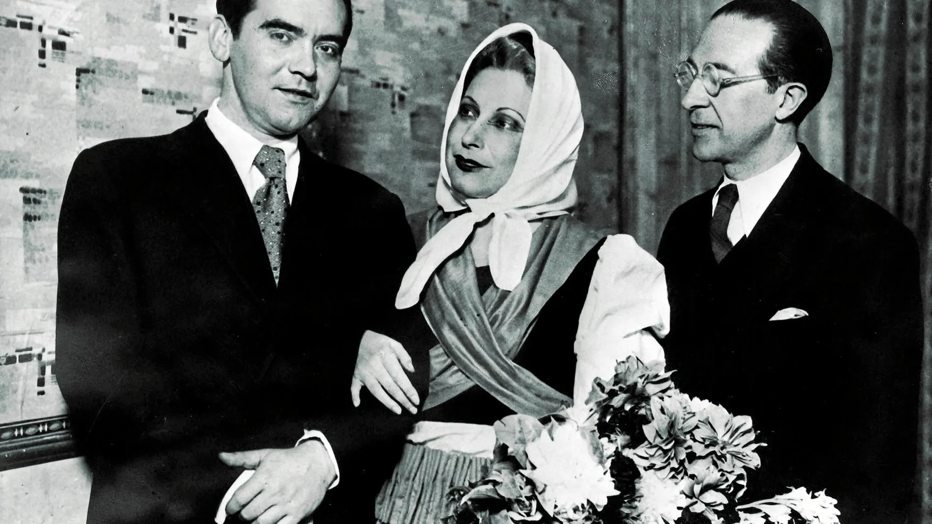 Federico García Lorca, Margarita Xirgu y Cipriano Rivas Cherif, en 1934, tras el estreno de «Yerma»
