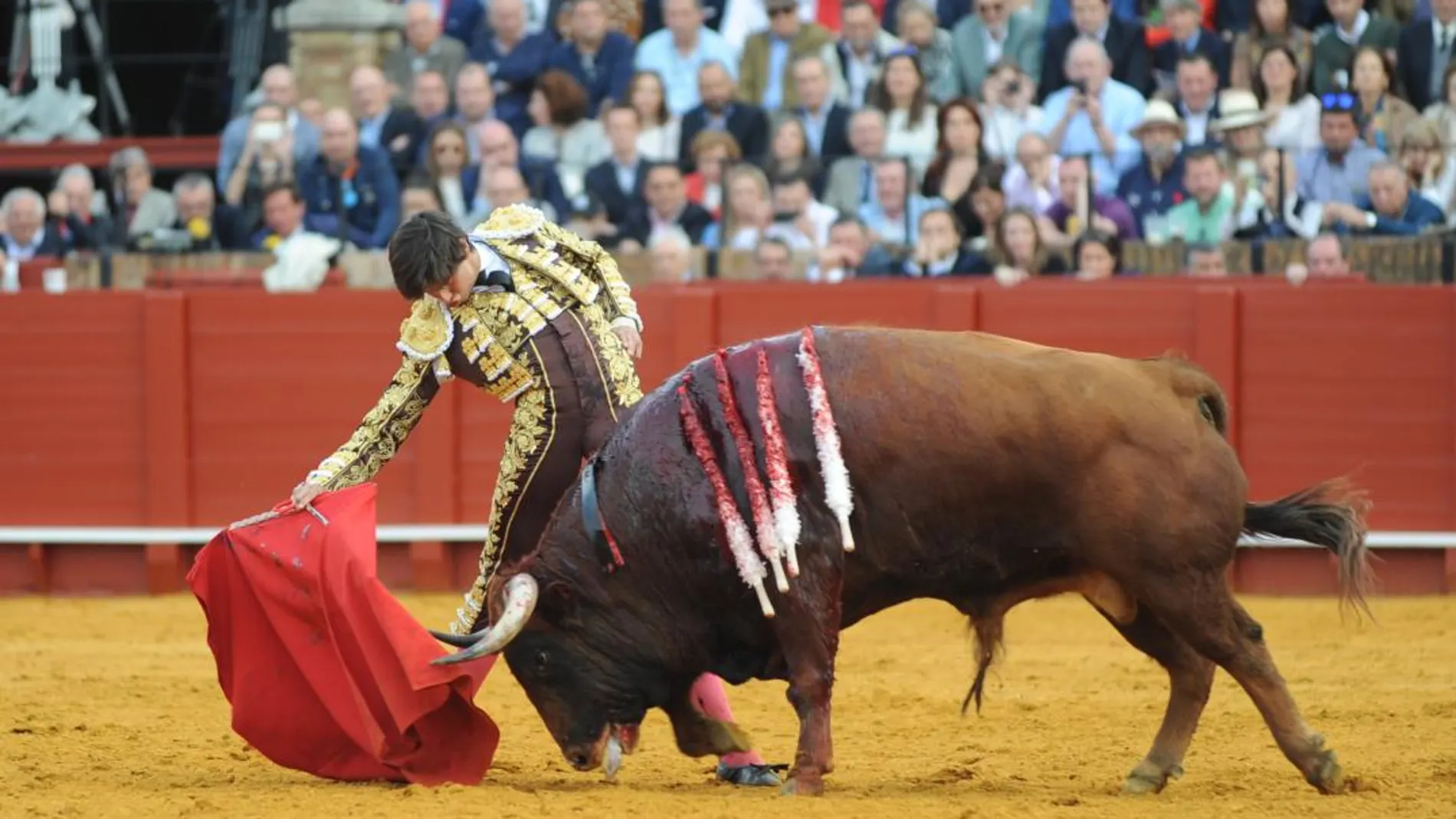 Roca Rey dando un derechazo, esta tarde en el Domingo de Resurrección de Sevilla