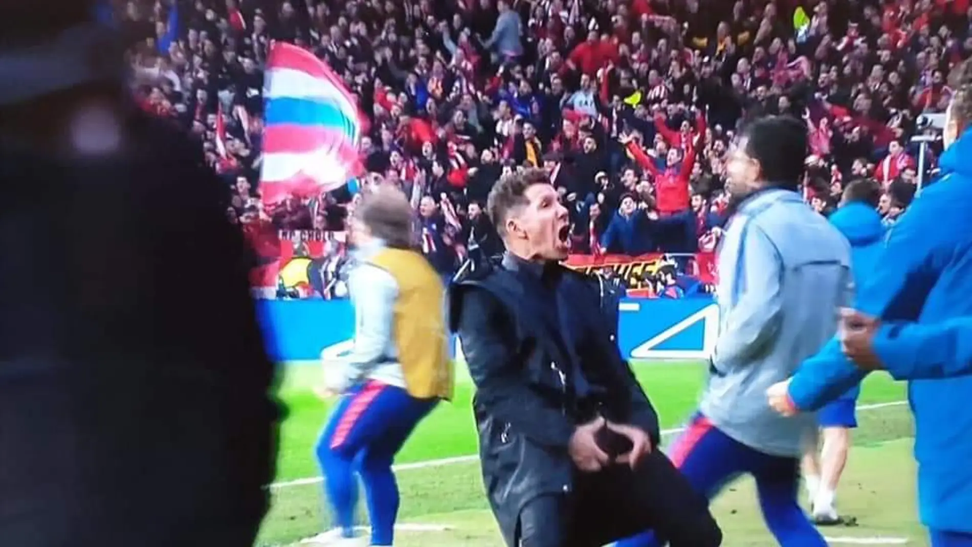 Fotograma de el “Cholo” Simeone tocándose los testículos