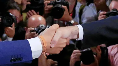 El presidente del Gobierno, Mariano Rajoy, y el líder de Ciudadanos, Albert Rivera, sellan el pacto hace un año