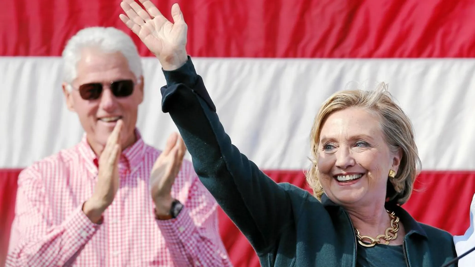 Bill Clinton aplaude a su esposa, candidata a la presidencia de Estados Unidos, durante un acto de campaña