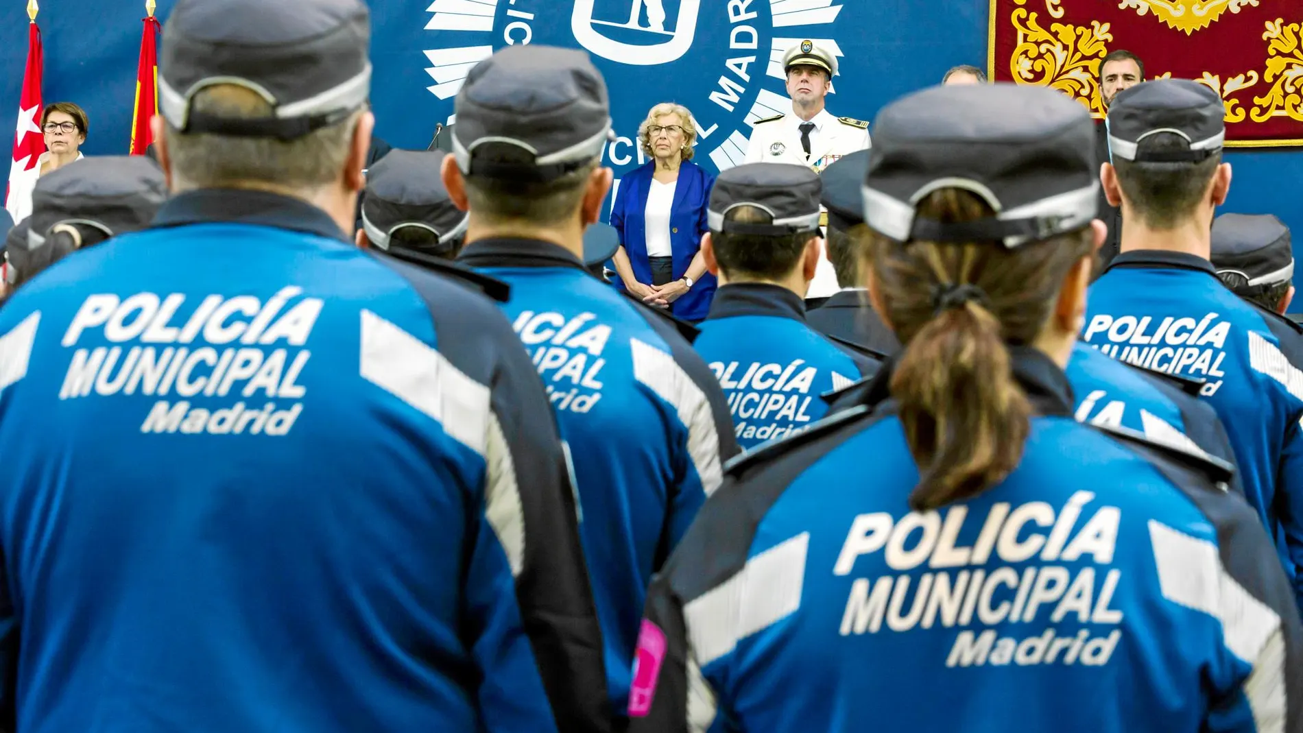 La alcaldesa, Manuela Carmena, firmó el convenio de la Policía con tres de los cinco sindicatos policiales, dejando fuera a la representación mayoritaria