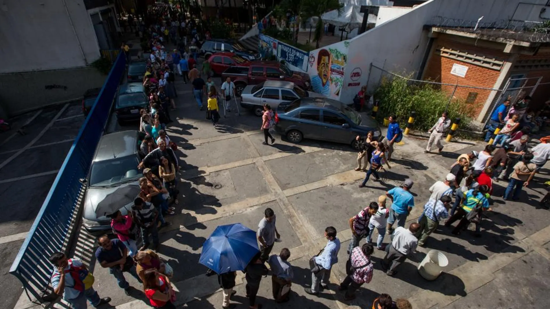 Un grupo de personas hace fila en las inmediaciones del Banco Central de Venezuela