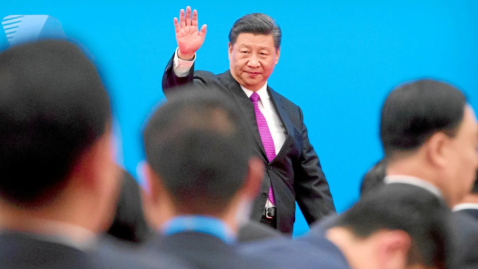 Xi Jinping saluda a los asistentes a la clausura del foro ayer en Pekín
