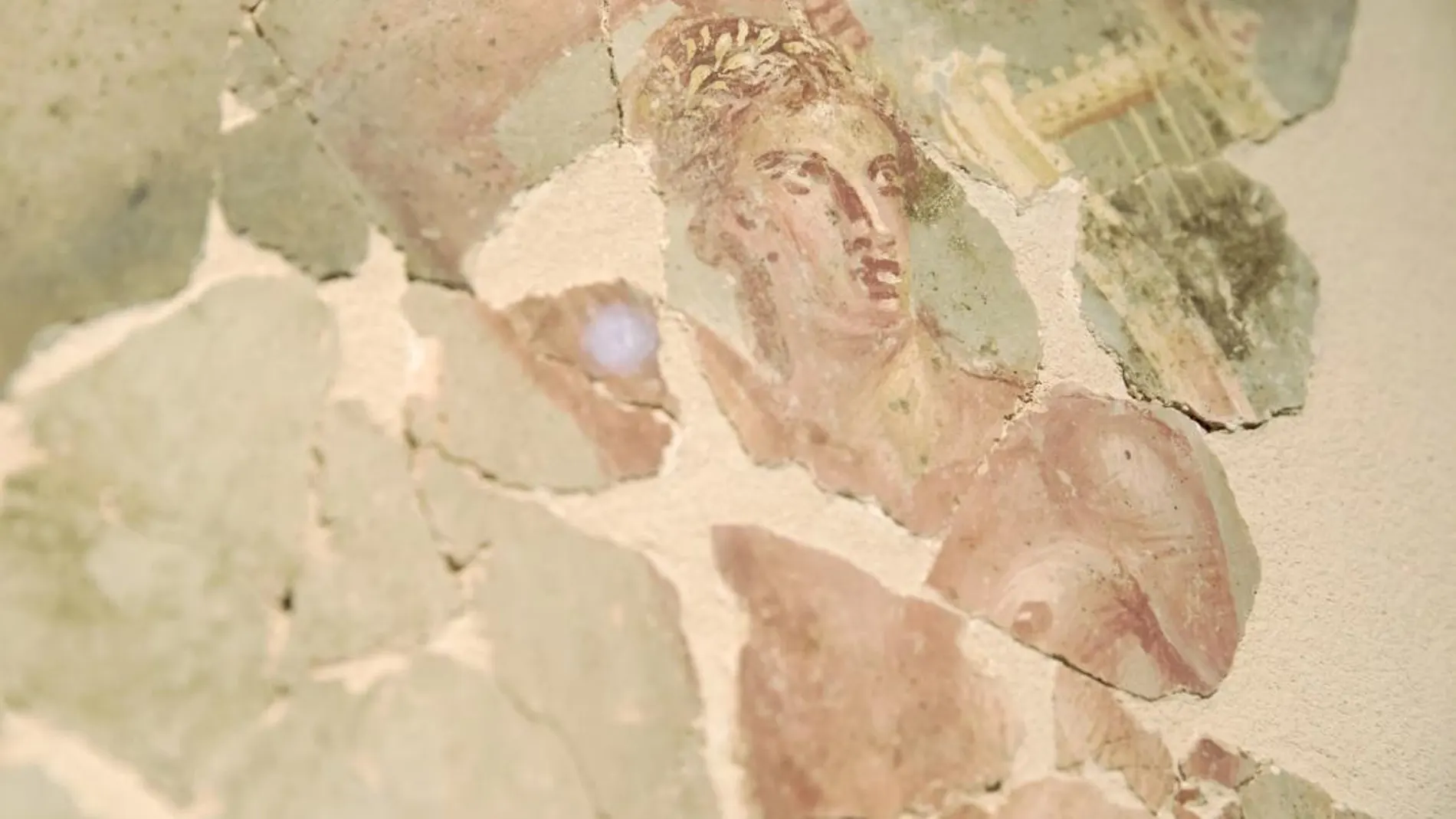 Apolo, dios de las artes, normalmente aparecía acompañado de las nueve musas y era representado con una lira, como en este cuadro del siglo I d. C.