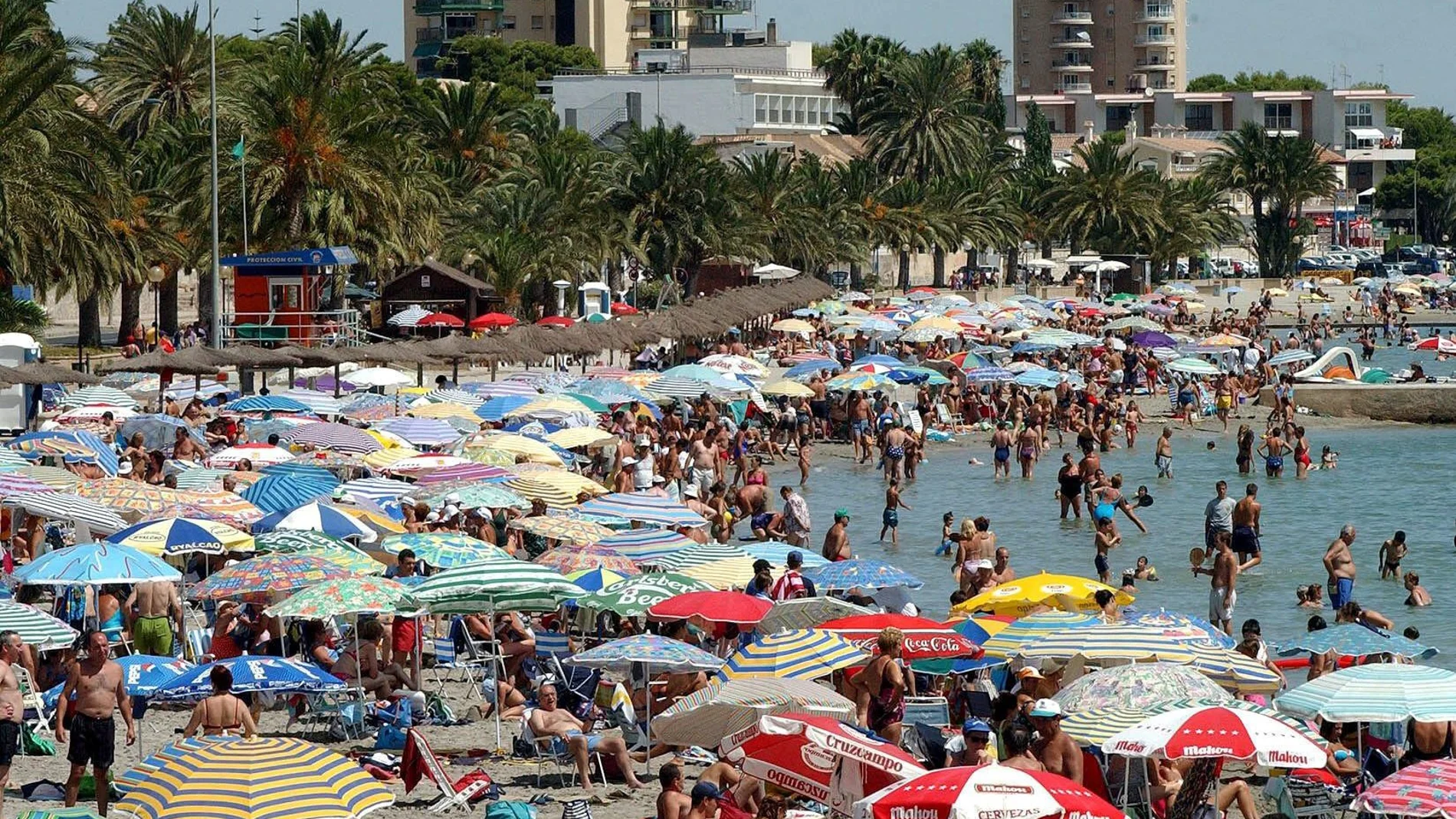 Las playas regionales, como la de Santiago de la Ribera, deben ser cuidadas durante todo el año, según señala la Asociación hotelera Hostetur