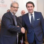 El consejero Suárez-Quiñones y el rector de la Universidad de Salamanca, Daniel Hernández, suscriben el acuerdo
