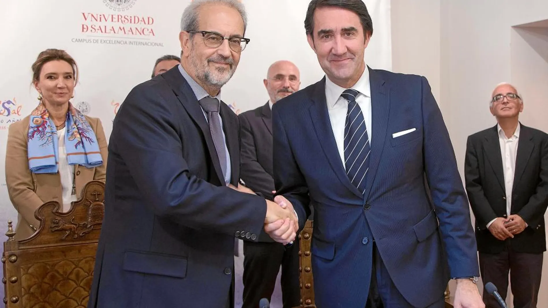 El consejero Suárez-Quiñones y el rector de la Universidad de Salamanca, Daniel Hernández, suscriben el acuerdo