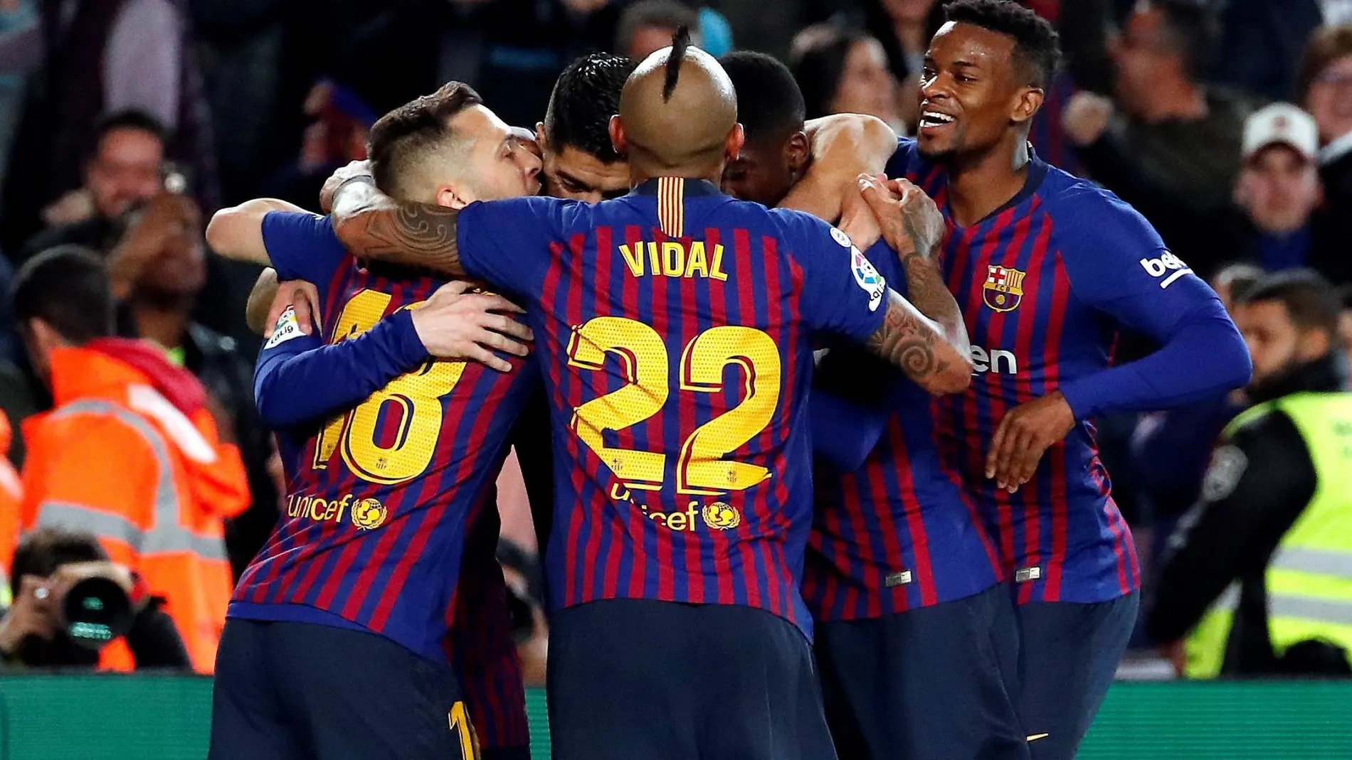 El Barcelona celebra el gol de Messi
