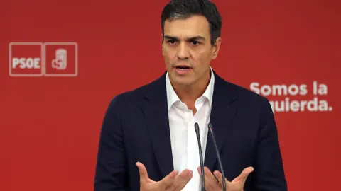 El secretario general del PSOE, Pedro Sánchez, ha instado hoy al presidente de la Generalitat, Carles Puigdemont, que aclare "negro sobre blanco"