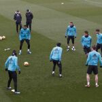 Los jugadores del Real Madrid, durante el entrenamiento de ayer en Valdebebas.