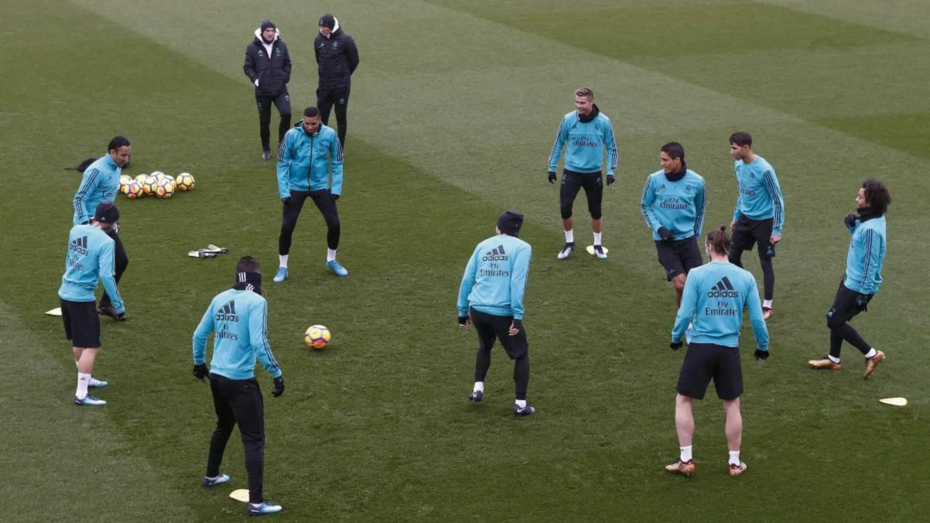 Los jugadores del Real Madrid, durante el entrenamiento de ayer en Valdebebas.