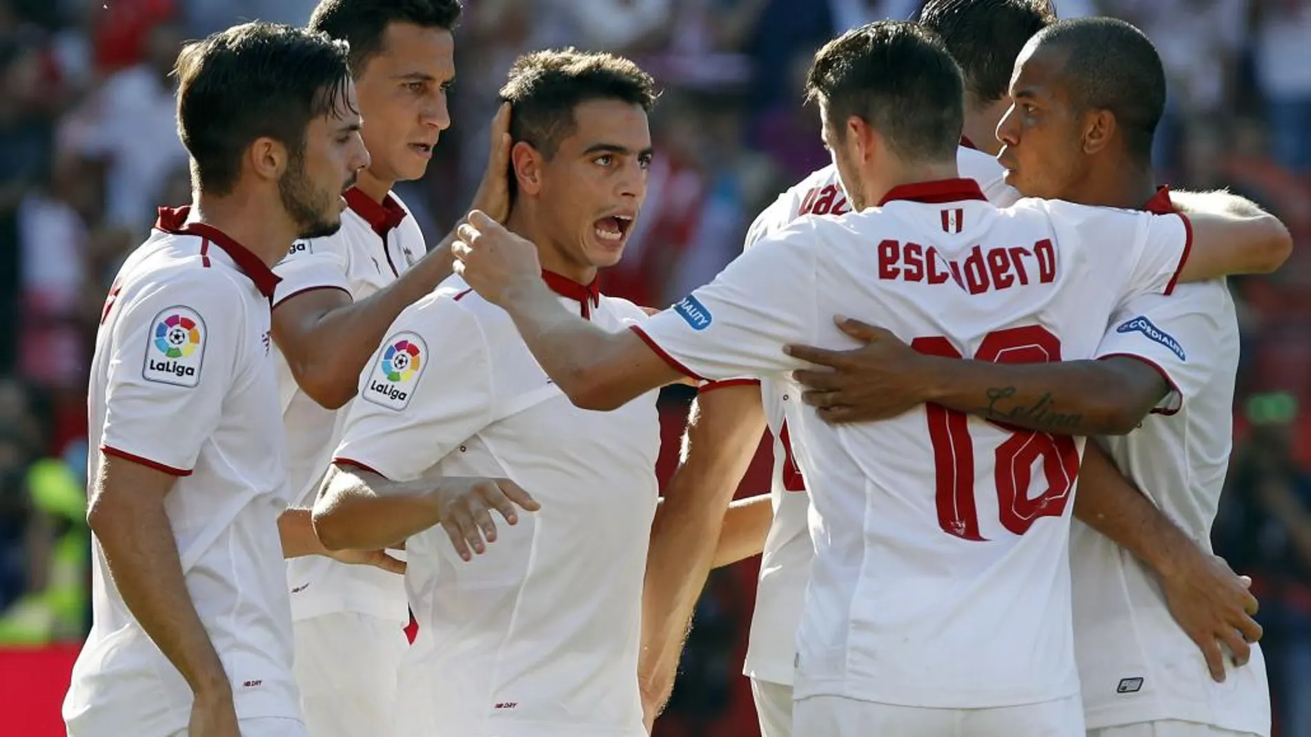 Wissam Ben Yedder celebra con sus compañeros tras marcar el gol de la victoria ante el Alavés.