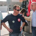 El presidente de la Diputación de Valladolid, Jesús Julio Carnero, muestra su apoyo a los trabajadores de Lauki en el último día de la planta vallisoletana