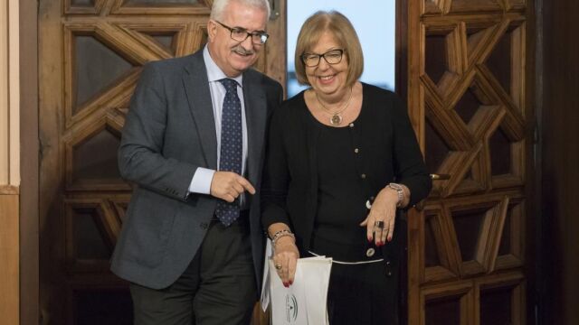 La titular de Educación, Adelaida de la Calle, junto al consejero Manuel Jiménez Barrios, tras el Consejo de Gobierno en el que se aprobó el Plan de Éxito Educativo de