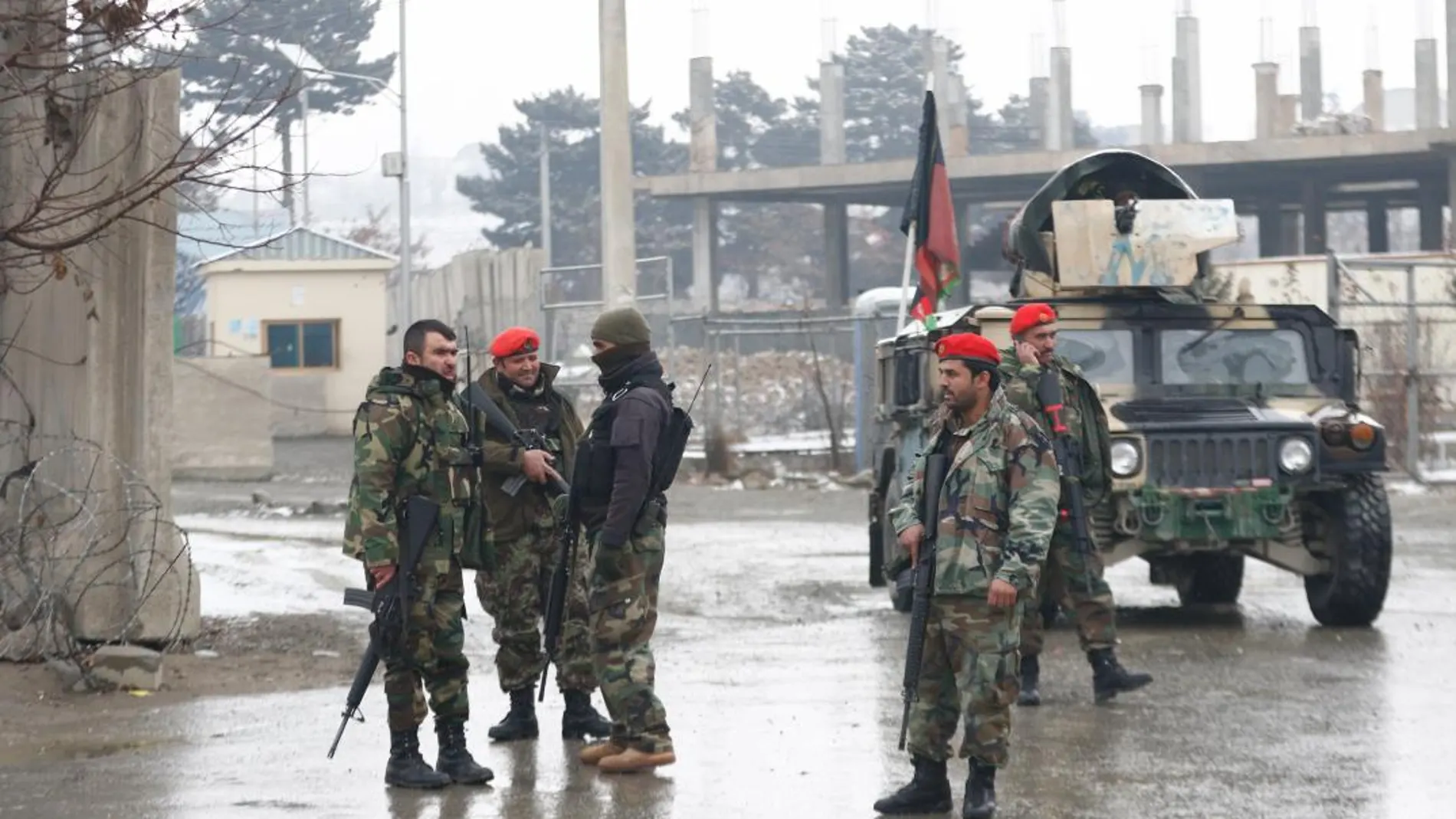 Soldados afganos montan guardia en los alrededores de la Academia Militar Marshal Fahim en Kabul (Afganistán) hoy